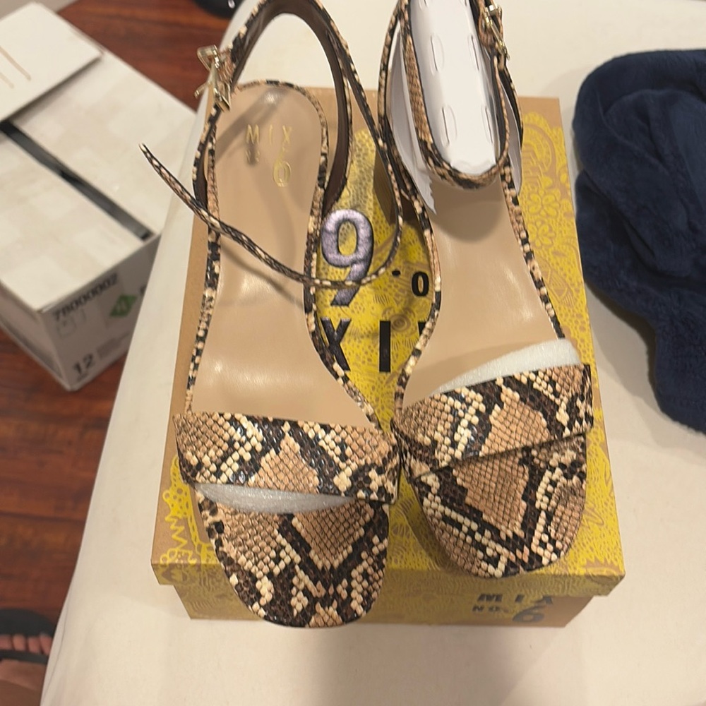 New in box mix no 6 snake print heels